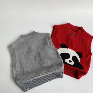 Détail de deux gilets tricotés pour enfants en gris et rouge avec motif panda mignon