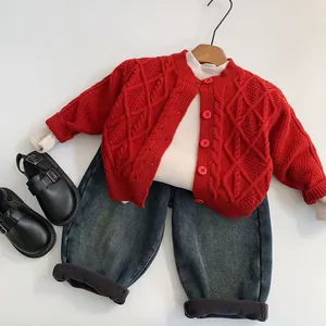 Cardigan rouge en tricot avec jean et chaussures noires en style festif pour enfants