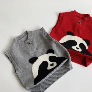 Gros plan de gilets tricotés pour enfants en rouge et gris avec motifs de panda et bouton