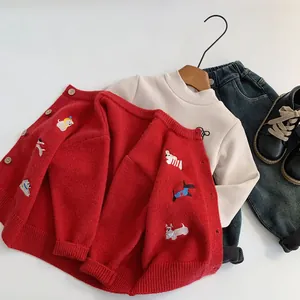Completo invernale per bambini con cardigan rosso ricamato e jeans grigio scuro