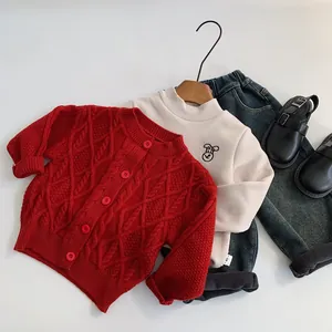 Tenue enfant avec gilet en maille rouge, haut blanc et jean bleu sur fond blanc