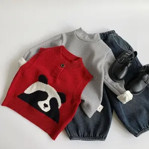Ensemble gilet tricoté enfant motif panda avec haut rayé et pantalon en denim