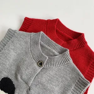 Gros plan du gilet en tricot montrant le col côtelé et la texture en laine