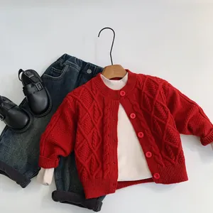Ensemble d'hiver pour enfant avec cardigan rouge tricoté et pantalon en jean bleu