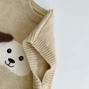 Détail du gilet en tricot pour enfants avec motif chiot et col rond à bords-côtes