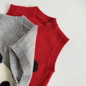 Détail de gilets tricotés pour enfants en gris avec motif panda et rouge vif uni