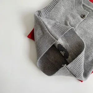 Gilet en maille grise pour enfants avec col rond et détail de bouton décoratif