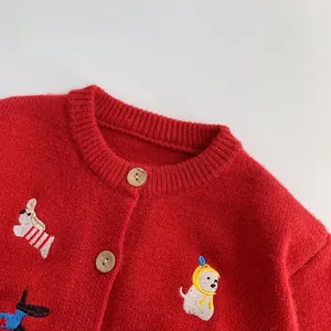 Cardigan bimbo rosso in maglia con ricamo a cucciolo e bottoni in legno pregiato