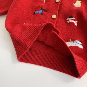 Cardigan in maglia rossa per bambini con ricami di cani e bottoni in legno naturale