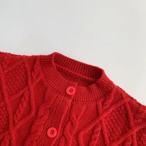 Cardigan rouge classique en maille torsadée pour enfant avec col rond et boutons