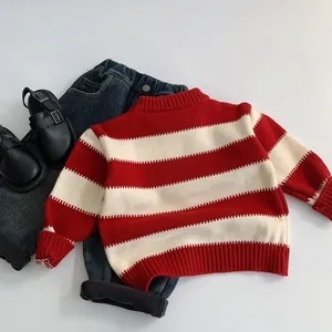 Maglione a righe rosse e bianche per bambini con jeans blu scuro e scarpe in piano