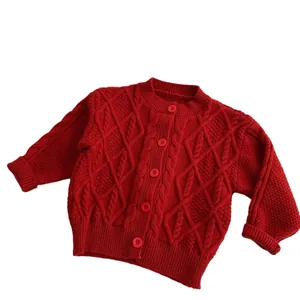 Gilet en maille torsadée rouge pour enfants avec col rond et boutons pour l'hiver