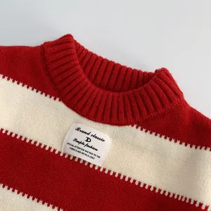 Maglione a righe rosse e bianche per bambini con trama a coste e scollo rotondo