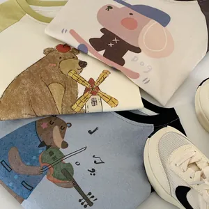 Gros plan de t-shirts enfants à manches longues et baskets en maille en vue à plat