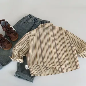 Chemise à rayures beiges pour garçons avec jean en denim et baskets assorties