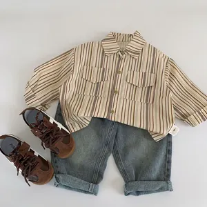 Ensemble chemise à rayures pour garçon avec jean vintage et baskets marron à plat