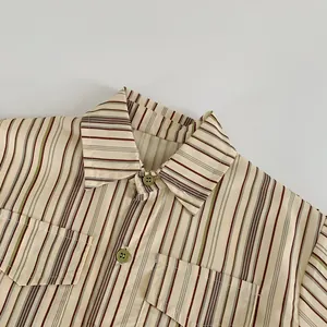 Détail d'une chemise à rayures pour garçon avec col vintage et boutons vert olive