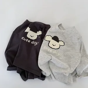 Détails rapprochés de t-shirts gris à manches longues pour enfants avec chien cartoon