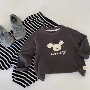 Vue détaillée de l'ensemble t-shirt gris à manches longues et pantalon rayé