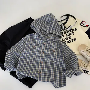 Tenue enfant avec chemise à capuche à carreaux bleu jaune et pantalon noir
