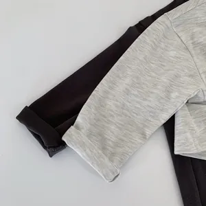 Vue détaillée des poignets pliés sur des t-shirts à manches longues en tricot gris enfant