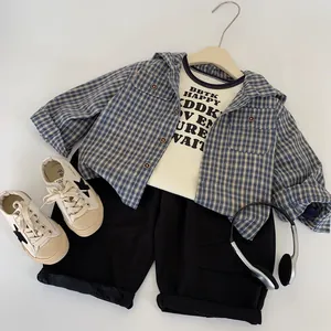Ensemble trois pièces pour enfant avec chemise à carreaux à capuche et short noir