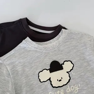 Détail de t-shirt en coton pour enfant avec col côtelé et motif de chien mignon