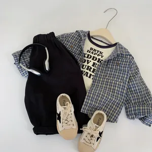 Ensemble chemise à capuche à carreaux bleue pour garçon avec t-shirt et jogging