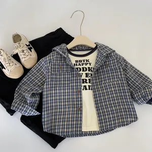 Tenue enfant avec chemise à carreaux, t-shirt blanc à motif et pantalon noir décontracté