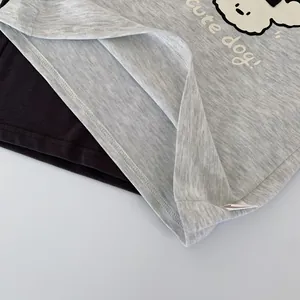 Détail de l'ourlet du t-shirt enfant avec coutures de qualité et imprimé chien mignon