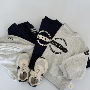 Set sportivo due pezzi per bambini con stampe di lettere e scarpe coordinate
