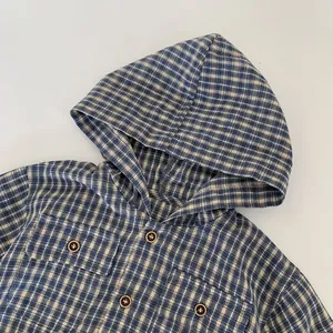 Détails de la chemise à carreaux pour garçon avec capuche et boutons de style vintage