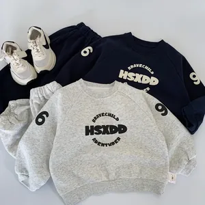 Set felpa e pantaloni sportivi in cotone per bambini con stampe di lettere e etichette