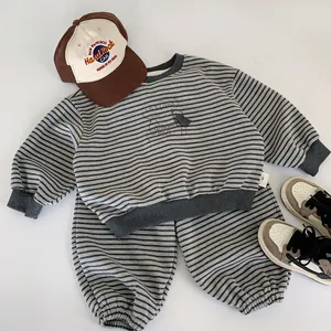 Ensemble rayé gris et noir pour garçon avec sweat-shirt et pantalon de jogging sport