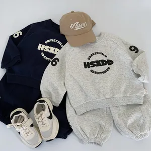 Dettaglio dei completi sportivi per bambini in misto cotone blu navy e grigio melange