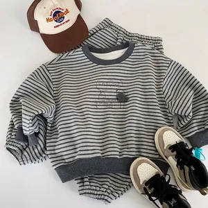 Ensemble sweat et pantalon de jogging à rayures pour garçon avec casquette grise