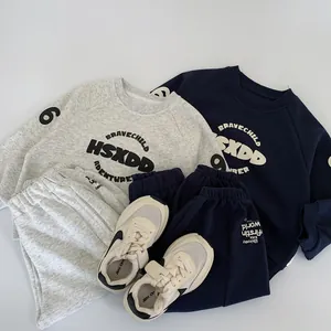 Completo sportivo due pezzi per bambini con felpa stampata a lettere e pantaloncini elastici