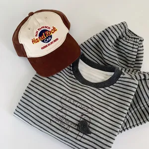 Détails macro d'ensemble rayé pour garçon avec t-shirt, short et casquette Hard Rock