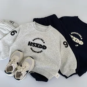 Set sportivo per bambini con felpe grigie e blu scuro stampate a lettere e pantaloni da ginnastica