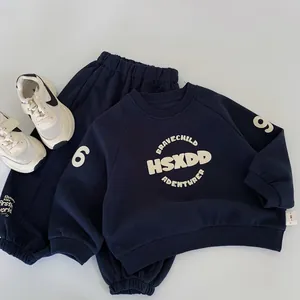 Dettaglio completo completo sportivo blu navy per bambini con stampa di lettere e cotone morbido