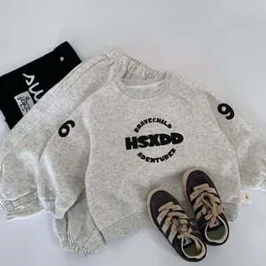 Completo sportivo grigio chiaro per bambini con stampa di lettere e pantaloni con elastico