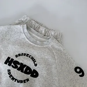 Dettaglio felpa in cotone grigio melange per bambini con scritta nera BRAVECHILD