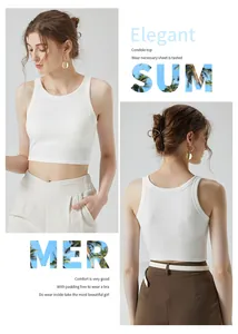 Détail du débardeur blanc côtelé à dos nageur avec soutien-gorge intégré et coupe courte