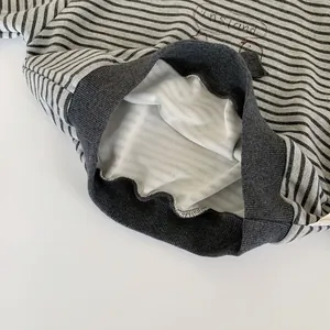 Détails du sweat à rayures pour garçons montrant l'ourlet côtelé et la broderie rouge