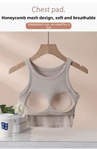 Détail du rembourrage en maille nid d'abeille d'un crop top côtelé beige