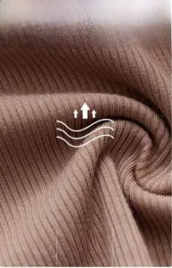 Détail macro du tissu en maille côtelée marron respirant pour débardeur rembourré