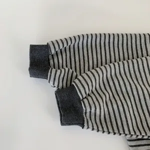 Détail des poignets côtelés sur le t-shirt rayé à manches longues pour garçon en gris