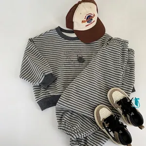 Ensemble de sport deux pièces à rayures grises et noires pour garçons avec sweat-shirt