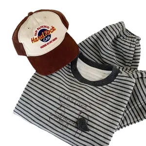 Ensemble survêtement rayé pour garçons avec t-shirt dessin animé et casquette chic