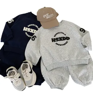 Set sportivo per bambini con stampe di lettere in blu scuro e grigio melange